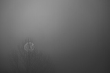 Sonne im Nebel, sieht aus wie nachts