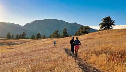 Obraz premium Women joggers on Boulder, Colorado's Flatirons Vista Trail