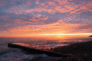 Obraz premium Beautiful crimson sunset over the sea.