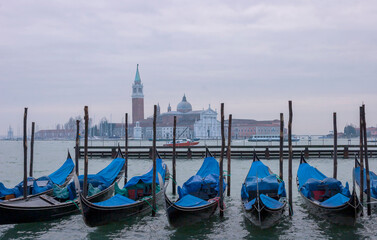 Fototapeta premium Blick auf die Insel und die Kirche San Michele, Gondeln, Venedig