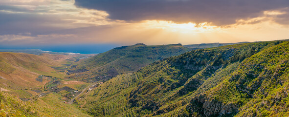Fototapeta na wymiar Vulkanische Landschaft auf Lanzarote, Blick von der Ermita de las Nieves
