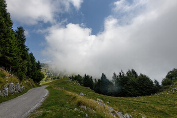 Strada di alta montagna, solitaria per passeggiare, meditare e fare trekking