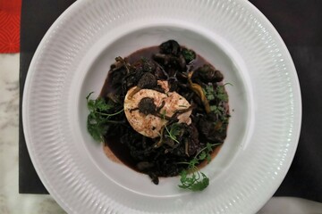 Oeuf meurette, œufs pochés dans une sauce au vin rouge dans une assiette blanche, ville de Lyon, France