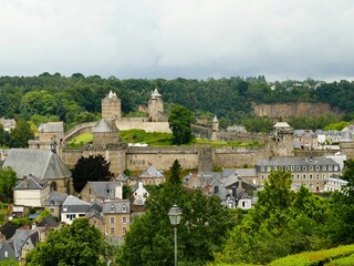 Vue panoramique sur le château dominant la vieille ville de Fougères