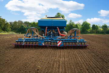 Obraz premium Moderner Ackerbau - schlagkräftige Landtechnik bei der Aussaat von Winterraps. 