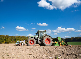 Obraz premium Schwere Walzen und eine Scheibenegge verdichten den Untergrund und lockern den Ackerboden auf, so das das Saatgut einen optimalen Start hat.