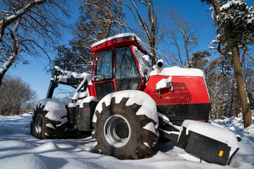 Forstarbeit im Winter - große Maschinen erleichtern die Waldarbeit.