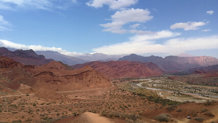 Fototapeta premium Foto tomada en la Quebrada de las Conchas en el norte argentino. En formato 16x9 para fondos o impresiones.