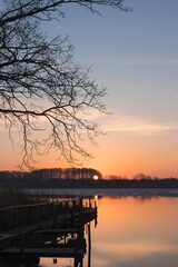 Fototapeta na wymiar Sonnenuntergang am See im Winter