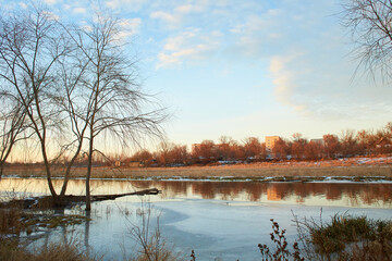 Obraz premium Beautiful natural landscape with birch and frozen river in winter.
