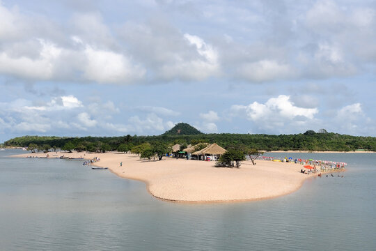 View of The Island of Love in Alter do Ch&atilde;o, state of Par&aacute;, northern region. An island with freshwater beaches of the Tapaj&oacute;s river.