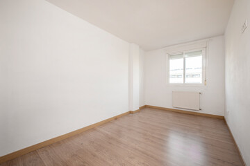 Fototapeta na wymiar Empty room freshly painted with sliding aluminum windows and wooden floors