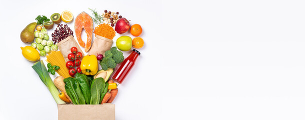 Fond de nourriture saine de livraison. Nourriture végétarienne dans des sacs en papier légumes et fruits sur blanc, espace copie, bannière. Épicerie supermarché alimentaire et concept d& 39 alimentation saine et propre