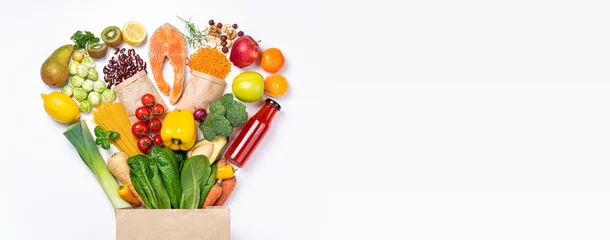 Photo sur Plexiglas Légumes frais Fond de nourriture saine de livraison. Nourriture végétarienne dans des sacs en papier légumes et fruits sur blanc, espace copie, bannière. Épicerie supermarché alimentaire et concept d& 39 alimentation saine et propre
