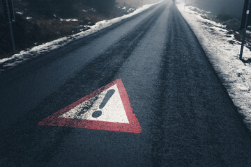 Nass kalt Brocken Straße im Harz mit großer MArkierung auf dem Asphalt