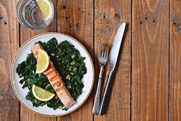 Grilled salmon with spinach and lemon