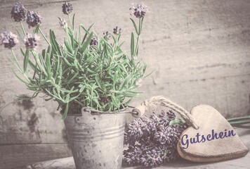 Dekoration mit Lavendel und Herz Geschenk Gutschein
