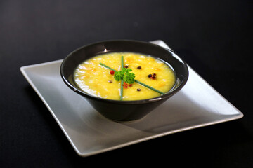 soupe de légumes sur fond noir	
