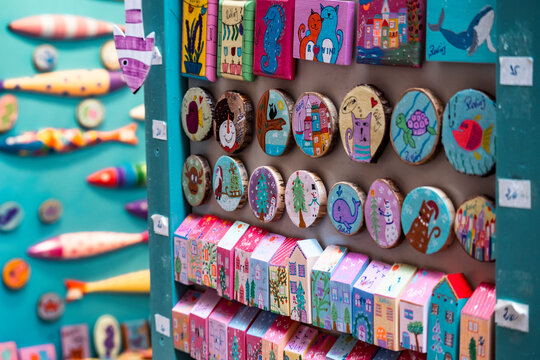 Fototapeta Colorful, hand made ornaments on magnets hanged on the store front in the street of Rovinj, Croatia