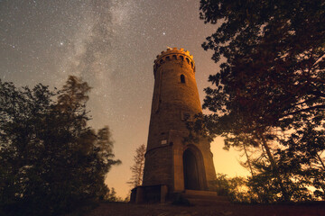 Der Kaiserturm auf dem Armeleuteberg in Wernigerode unter Sternenhimmel mit Milchstraße