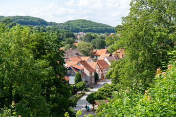 Stadtansicht auf Ilsenburg. Grüne Stadt im Harz