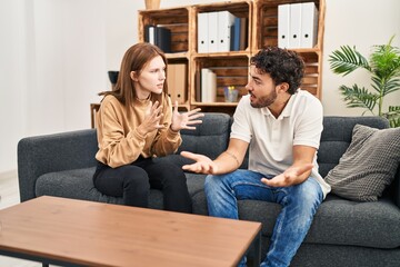 Obraz premium Man and woman arguing having couple therapy at psychology center