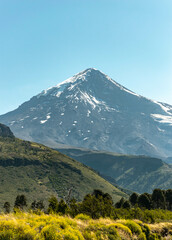 Fototapeta premium paisaje bosques con volcan y montañas 