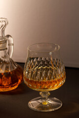 Whisky im geschliffenen Kristallglas Abend Getränk Alkohol