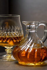 Whisky im geschliffenen Kristallglas Abend Getränk Alkohol