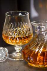 Fototapeta Whisky im geschliffenen Kristallglas Abend Getränk Alkohol obraz