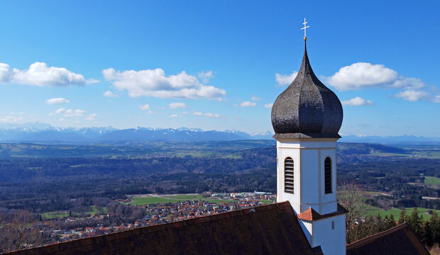 Luftaufnahme mit einer Drohne von der Wallfahrtskirche Mari&auml; Himmelfahrt auf dem Hohen Pei&szlig;enberg