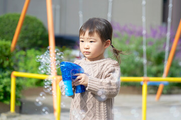 シャボン玉で遊ぶ女の子