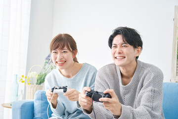 テレビゲームで遊ぶカップル
