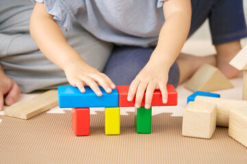 積み木で遊ぶ女の子　顔無し