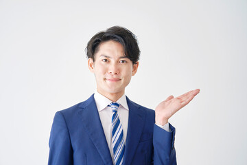 ビジネスマン　案内　白背景