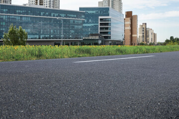 Obraz premium Empty asphalt road and view of cityscape