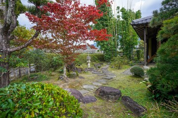 紅葉と石畳のある日本庭園のコラボ情景＠愛媛