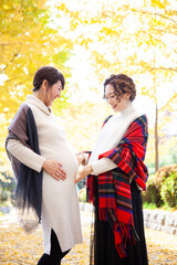 妊娠している二人の女友達・秋の公園ポートレート