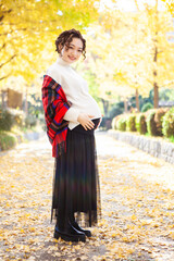 秋の公園・モダンな妊婦女性のポートレート