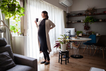 朝の風景・コーヒーを飲む妊婦の女性