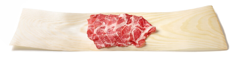経木にのせたスライスした肉