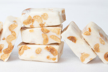 Sliced nougat with nuts or mandolate.