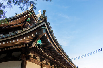 Fototapeta na wymiar 寺院の仏堂の軒に吊り下げられた風鐸
