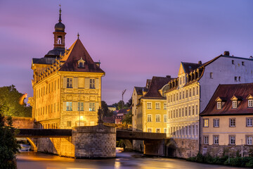 Obraz premium The Alte Rathaus and the river Regnitz in Bamberg, Germany, at dawn
