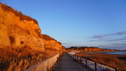 永遠に続く長い崖（左側）