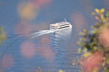 紅葉シーズンの栃木県、日光の中禅寺湖を巡る遊覧船