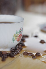 biji kopi di pinggir cangkir