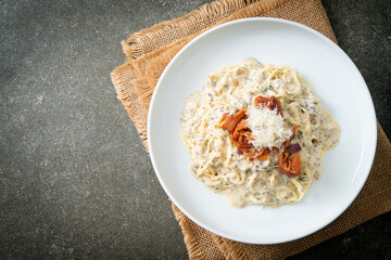 spaghetti with truffle cream sauce and mushroom