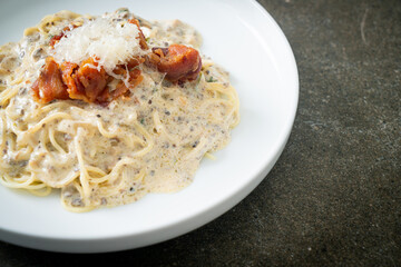 spaghetti with truffle cream sauce and mushroom
