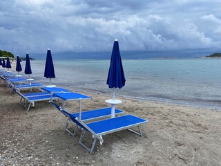 Fototapeta na wymiar Medulin Istrien Kroatien - Stühle Liegen Sonnenliegen Strandliegen am Strand